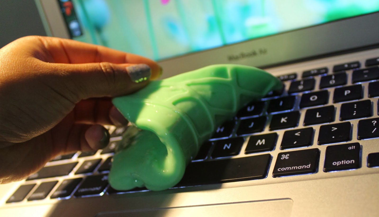 DIY Cleaning Slime To Remove Dirt, Dust And Crumbs Out Of A